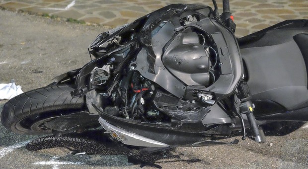Mortale all'incrocio: 52enne in sella a una moto perde la vita