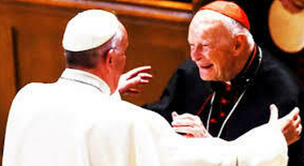 Pedofilia in Vaticano, il Papa chiede scusa alle vittime di McCarrick: «Punito in ritardo perché i controlli non hanno funzionato»»