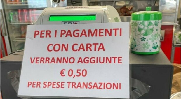 «Vuoi pagare col Pos? 50 cent in più»: scoppia il dibattito social dopo il cartello di un bar di Prato
