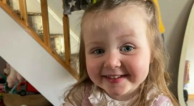 Bimba di 3 anni muore annegata nella vasca di casa: ha aperto da sola il rubinetto dell'acqua, genitori sotto choc