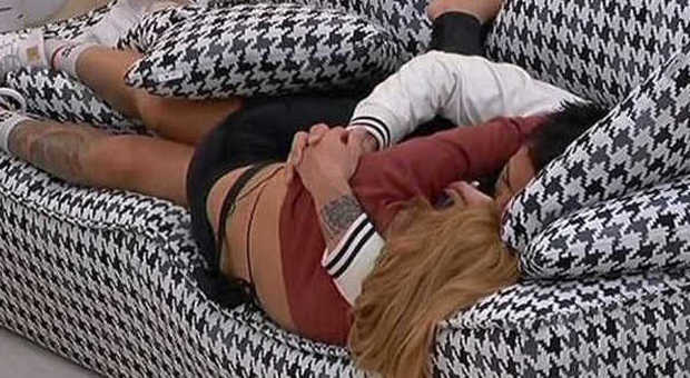 GF14, è di nuovo amore fra Alessandro e Lidia: coccole e baci sul divano. "Tu mi vuoi"