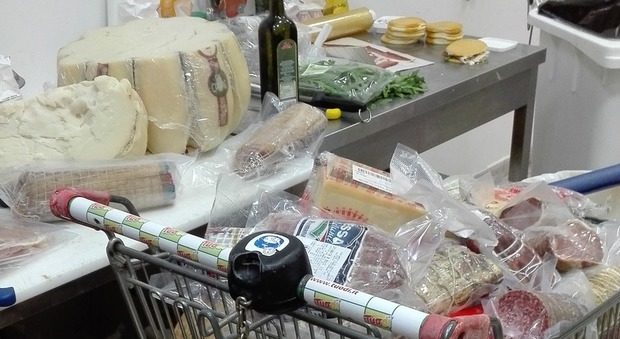 Salumi e formaggi scaduti: maxi sequestro della Finanza in un supermercato dell'Aquila