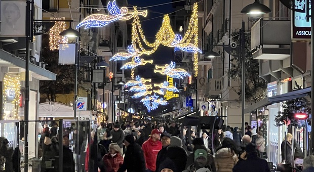 Pescara, giocolieri e trampolieri spingono lo shopping di Natale: pienone in centro