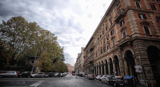 Roma, violenta rissa tra ambulanti a piazza Vittorio per spartirsi il "territorio": 5 arresti