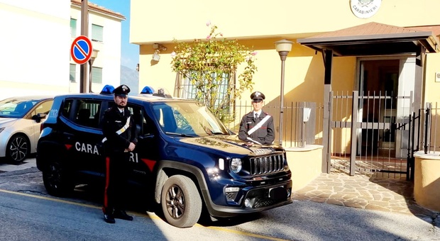 Frosinone, anziana sola in casa e senza cibo chiede aiuto ai carabinieri (e loro le regalano la spesa)