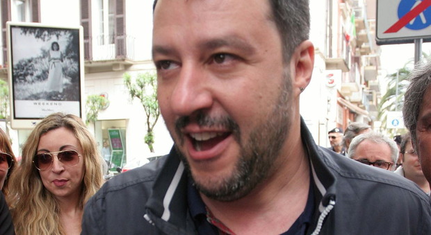 Salvini contro i contestatori: "Dopo i campi rom abbatteremo i centri sociali"