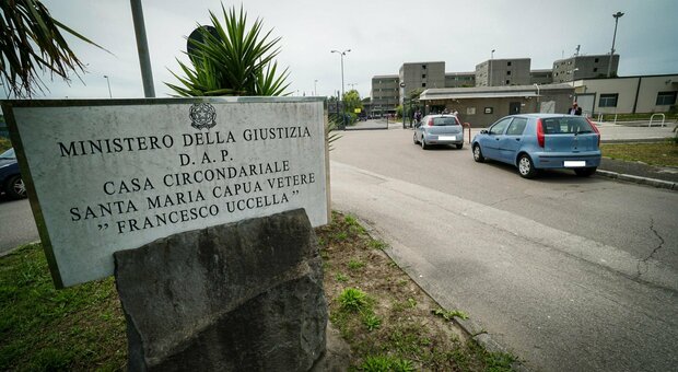 Violenze carcere Santa Maria Capua Vetere, le chat degli agenti della Penitenziaria: «Li abbattiamo come vitelli»