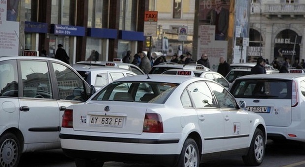 Estate, tornano i turisti ma taxi e ncc sono introvabili: il 40% degli utenti lasciato a "piedi". Anitrav: «Serve una riforma»