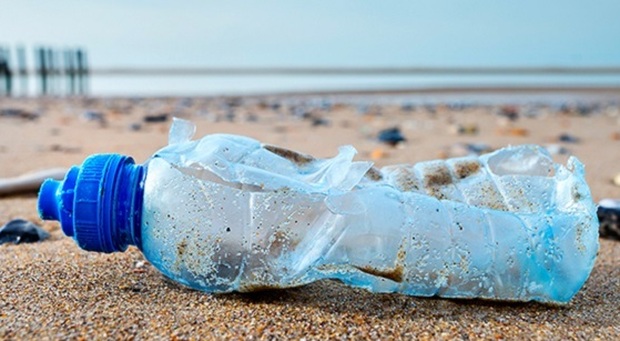 Una bottiglia di plastica abbandonata a mare