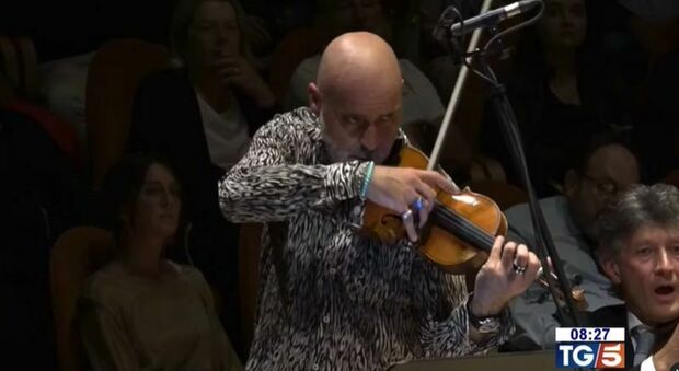 Alessandro Quarta incanta Cremona: per lui la standing ovation del pubblico. VIDEO
