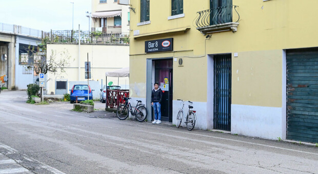 Allarme risse a Treviso. Accoltellato al bar, residenti in rivolta: «Basta, qui non si vive più»