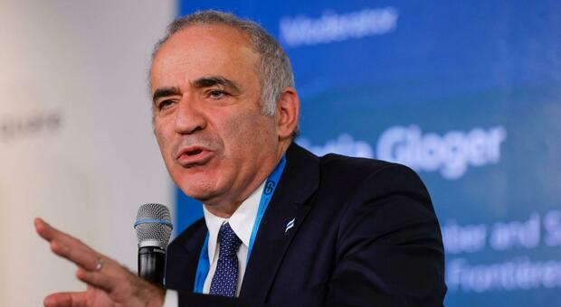 Kasparov, l'ex campione di scacchi arrestato in contumacia in Russia: è accusato di terrorismo