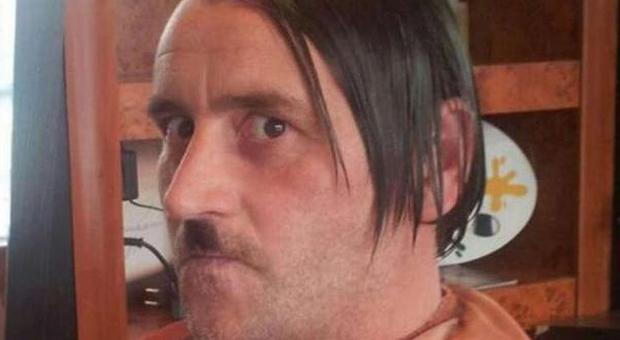 In posa con baffi e capelli alla Hitler, il leader del movimento anti-Islam si dimette