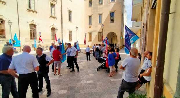 Lecce, scioperano gli autisti dei bus urbani: picchetto vicino al Comune
