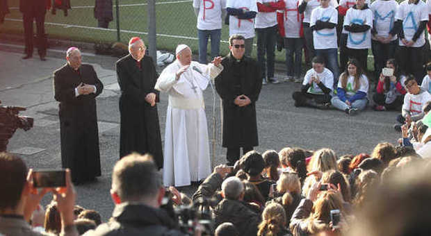 Papa Francesco in visita a Tor Bella Monaca: ​"Troppi costretti a delinquere, non è giusto"