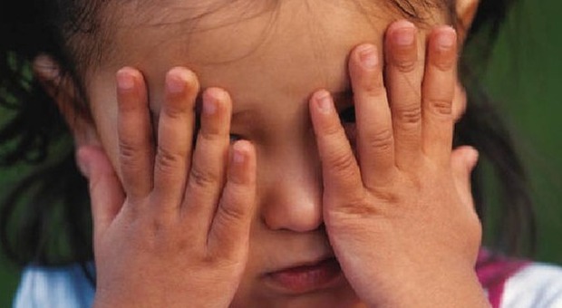 Abusa delle figliolette di 4 e 5 anni: la moglie lo incastra con le microspie