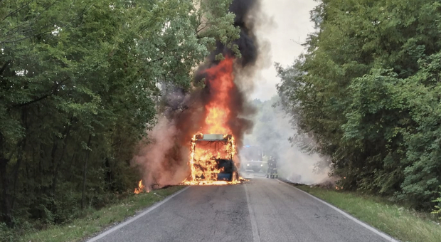 Autobus in fiamme a Veroli, autista mette in salvo gli studenti