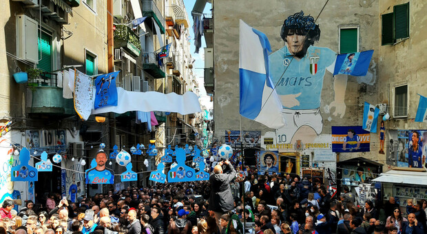 Folla di turisti davanti al murale di Maradona ai Quartieri spagnoli