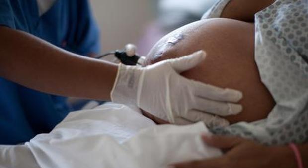 Bologna, diciottenne incinta torna dall'Africa con la malaria