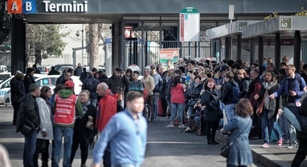 Roma, donna denuncia: «Abusata in metro a Termini da un prete». Arrestato 70enne inglese