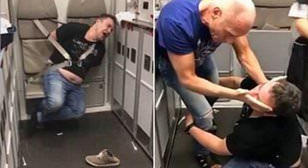 Medico ubriaco tenta di aprire uscita di emergenza durante il volo per Mosca: legato dai passeggeri