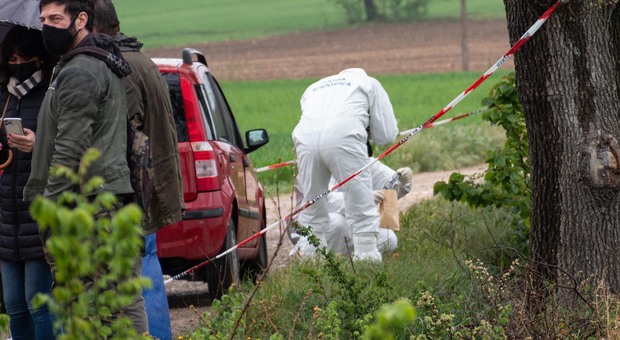 La polizia scientifica sul luogo del ritrovamento del corpo del giovane trovato morto in un fosso