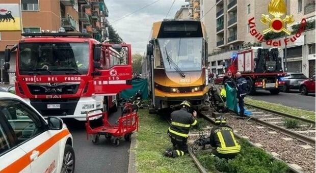 Tragedia a Milano, tram investe un ciclista: morto ragazzo di 14 anni