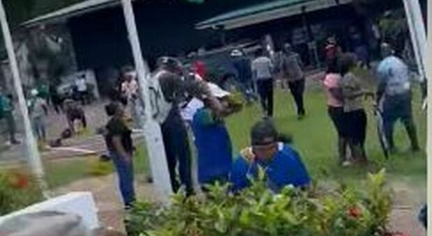 Manifestanti invadono il parlamento in Suriname, il presidente Santokhi istituisce il coprifuoco