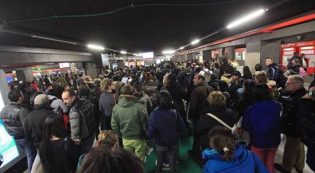 Guasto sulla linea 1 della metro: caos e disagi tra Cadorna e Lotto, passeggeri infuriati e lunghe attese