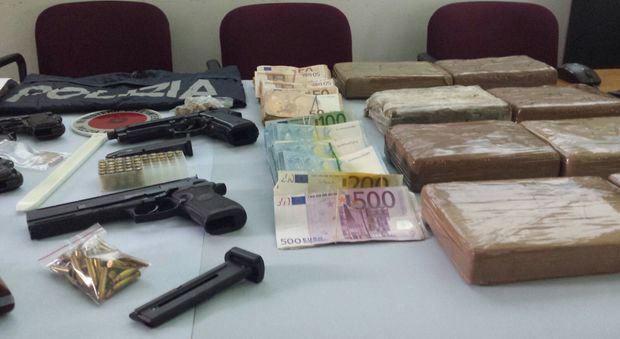 Latina, arrestati due trafficanti di cocaina: sequestrati 15kg di cocaina e armi da guerra