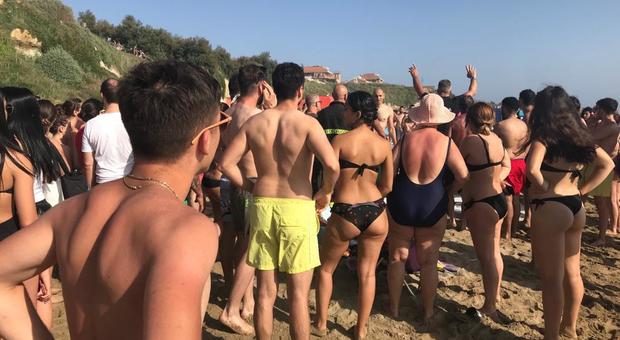 immagine Anzio, corrente trascina al largo 30 persone: catena umana per salvarli