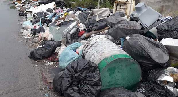 Ingombranti e rifiuti nei pressi del depuratore di Angri: è allarme