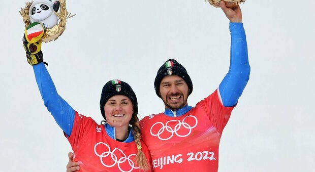 Olimpiadi 2022, Omar Visintin e Michela Moioli d'argento nello snowboard: undicesima medaglia record per l'Italia