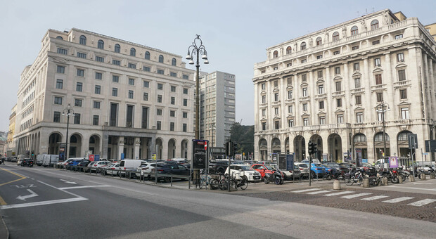 Piazza Insurrezione e a sinistra il palazzo ex Inps
