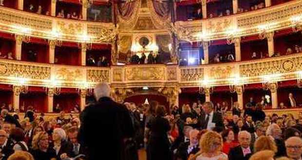 Tifosi sul palco al teatro San Carlo: «Maestro, facciamo presto che c'è il Napoli in tv»