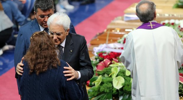 Scontro treni in Puglia, ad Andria i funerali delle vittime: Mattarella abbraccia i parenti