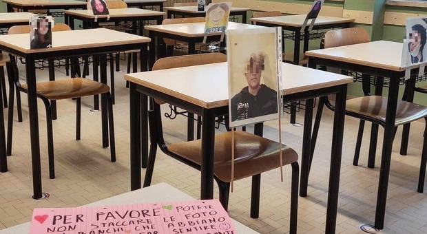 Didattica a distanza, gli studenti mettono sui banchi le foto dei compagni: «Così i prof si sentiranno meno soli»