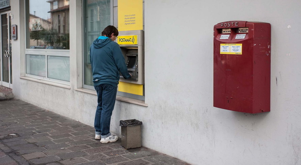 Postamat impazzito "regala" soldi: i rom fanno incetta di banconote