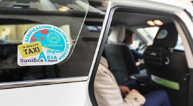 Un taxi sanificato contro virus e batteri contraddistinto dal contrassegno
