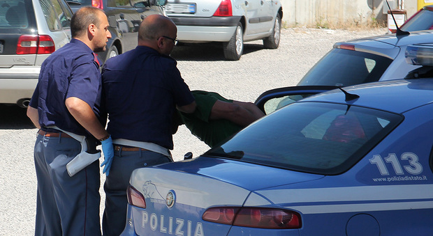 Roma, armato di forbici tenta rapina in farmacia: «Vi sfregio»