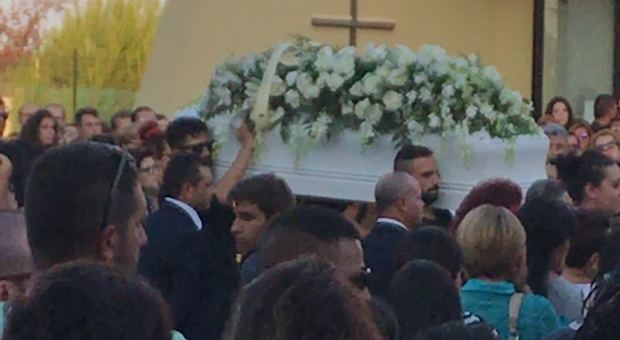 Il dolore del paese per l'ultimo abbraccio a Miryam, morta a 27 anni nella vacanza sul Pollino