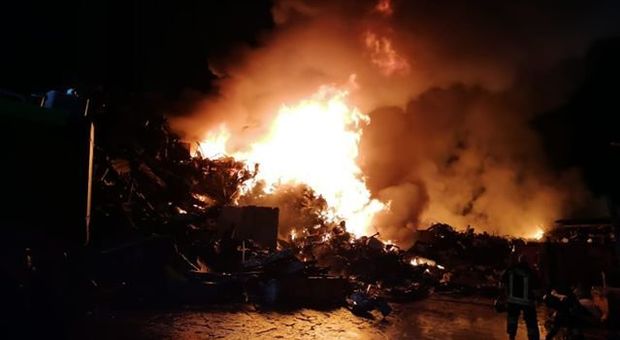 Terra dei Fuochi, nuovo disastro ad Acerra: brucia il sito di stoccaggio dei rifiuti