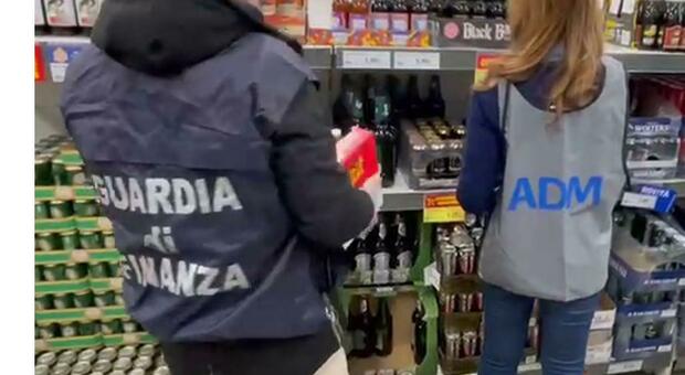 Bottiglie di birra fuori misura e senza indicazioni nell'etichetta, sequestri in 3 supermercati