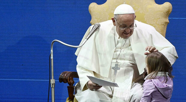 Natalità, il Papa: «Si fanno i soldi con le fabbriche di armi e gli anticoncezionali. Le une distruggono la vita, gli altri la impediscono»