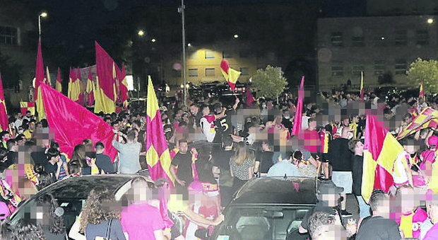 Benevento, eccesso d'amore in piazza in migliaia per festeggiare la promozione