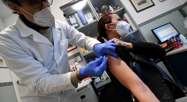 Influenza, allarme dei medici romani: «Vaccini a rilento, velocizzare la distribuzione»