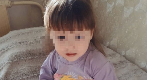 Bimba di 3 anni esce di casa di notte e muore per il freddo: le giustificazioni dei genitori distrutti dal dolore