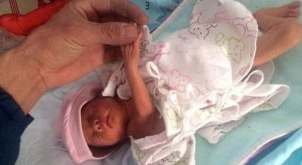 Cina, lo credono morto e lo seppelliscono: il neonato si salva dopo due ore sotto terra