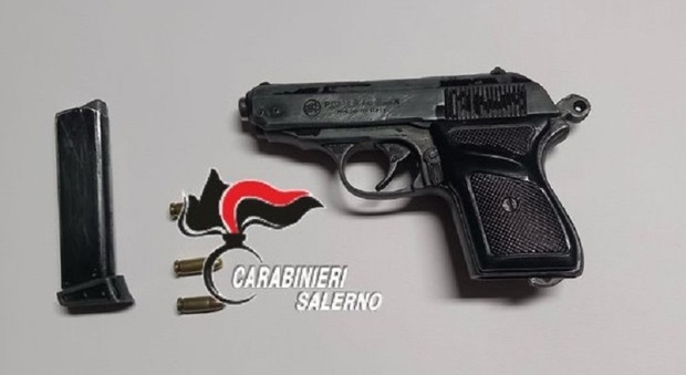 La pistola clandestina scoperta dai carabinieri