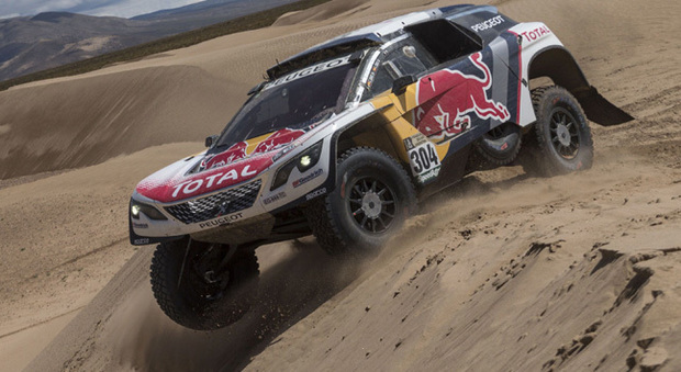 La Peugeot 3008 DKR di Carlos Sainz impegnata in un difficile passaggio tra le dune